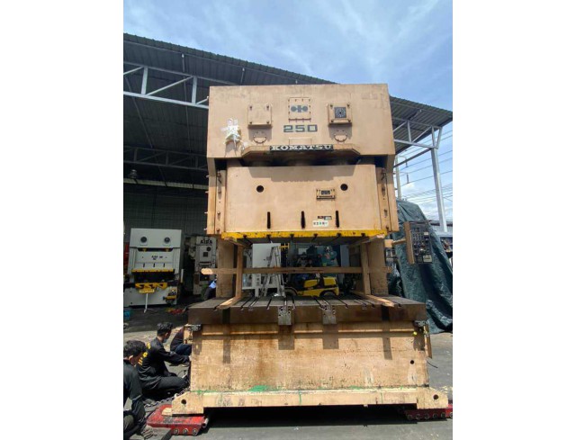 เครื่องปั้ม Komatsu 250 ton